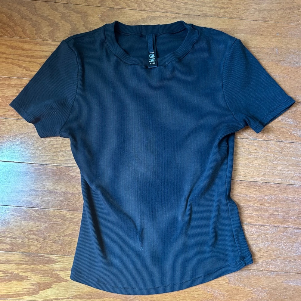 SKIMS tee black size small